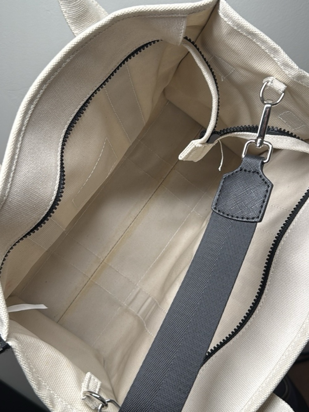 Marc Jacobs Canvas Tote Bag in Light Beige with Black Accents - Picture 3 of 7